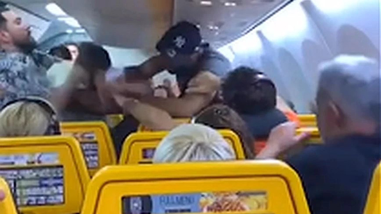 Έπαιξαν… μπουνιές μέσα στο αεροπλάνο για μια θέση στο παράθυρο